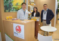 Pitafresh son productores y exportadores de pitahaya amarilla de Ecuador, explican Jason Wang, Hannah y su padre, Jorge Hidalgo.